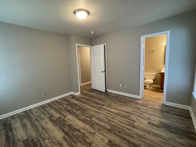 Building Photo - SW Updated Home - Wood Laminate Flooring, Front Porch & Deck!
