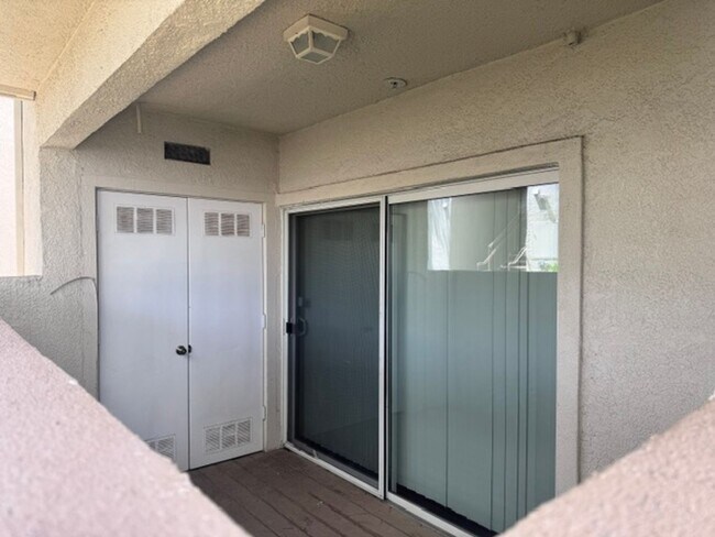 Building Photo - Very Nice 2 Bedroom and 2 Bathroom Apartment $2,450 + $125.00 WSG