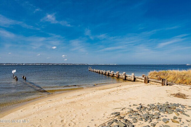 Building Photo - 616 Newport Ave