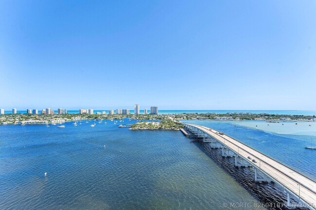 Building Photo - 2640 Lake Shore Dr