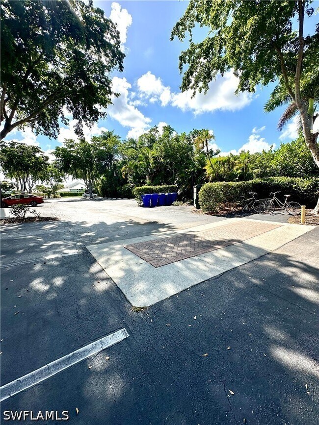 Building Photo - 788 Park Shore Dr