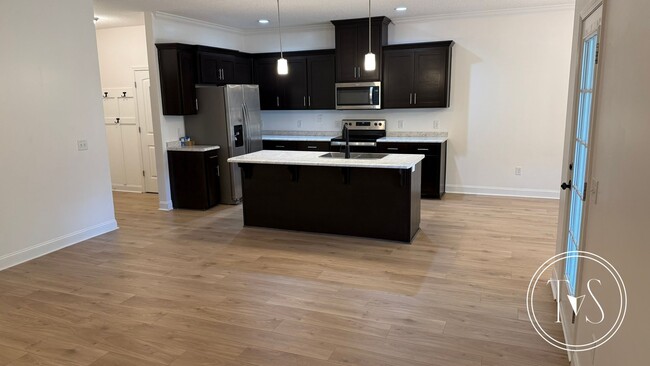 Building Photo - RATE DROP ALERT (was $2600/month) and MOVE IN SPECIAL: $1000 OFF 1ST MONTH'S RENT!**