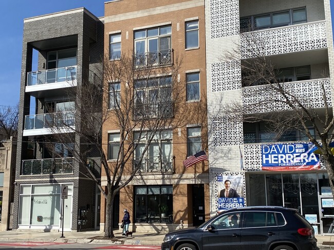 Building Photo - 2054 W Chicago Ave