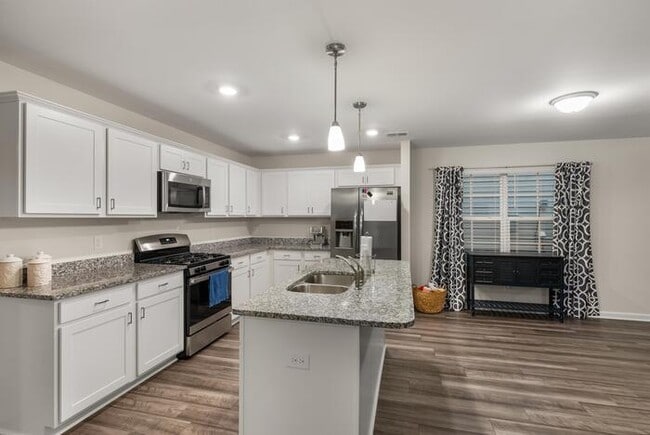 Building Photo - Newer home with Community Pool!
