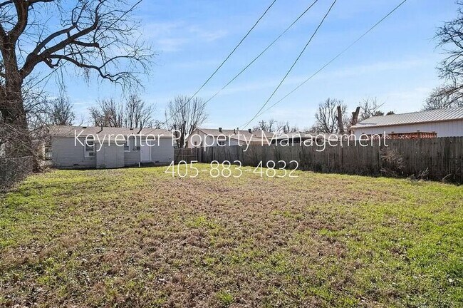Building Photo - 3937 SW 27th Pl