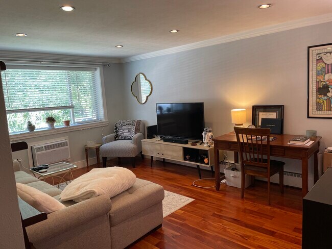 living room.1/entrance/west exposure - 1660 Steele St