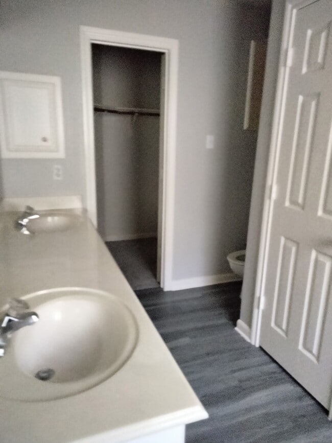 Building Photo - 208 Canterbury Dr