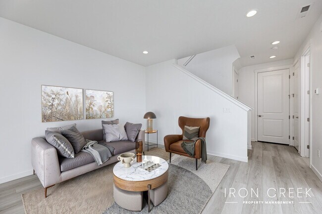 Building Photo - Welcome to your like-new townhome in the h...