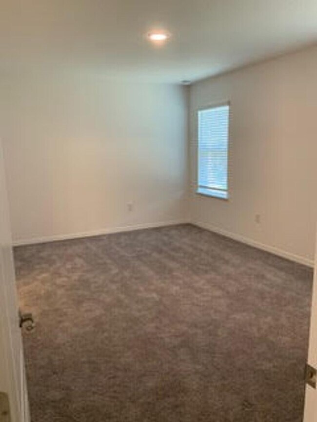 Building Photo - Beautiful 3 Bedroom, 2 Bath Home