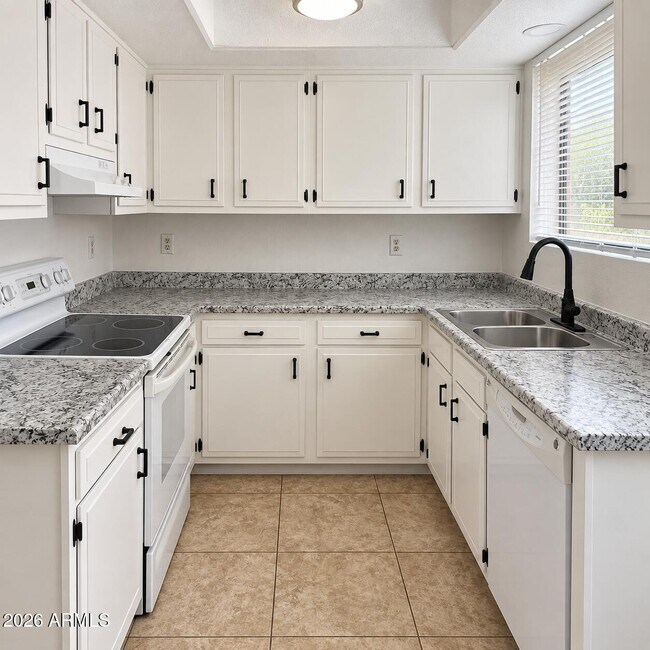 Building Photo - 815 W Bluefield Ave