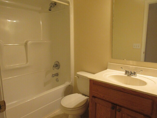 Building Photo - Landmark Pointe