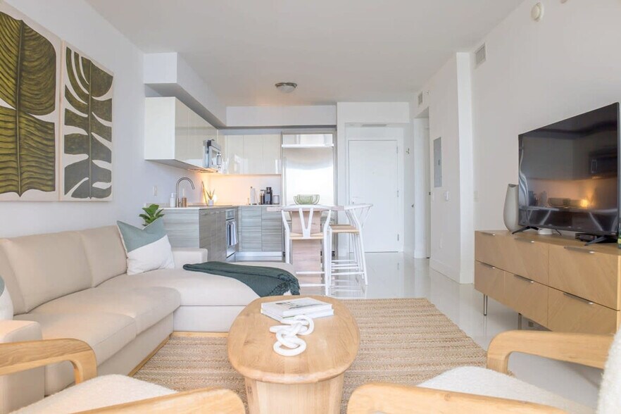 Building Photo - 1300 Brickell Bay Dr