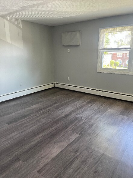 Building Photo - 250 Bloomfield Ave