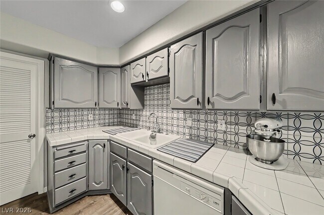 Building Photo - 700 Capri Dr