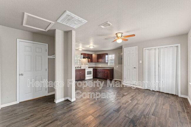 Building Photo - 315 Pool Dr