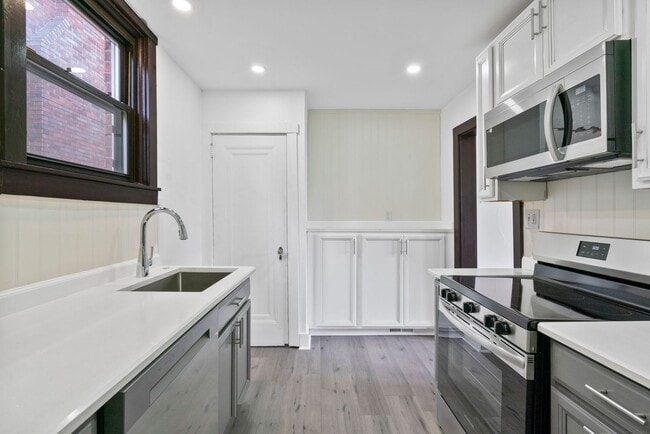 Building Photo - 3 bed 1 bathroom - central air, outdoor sp...