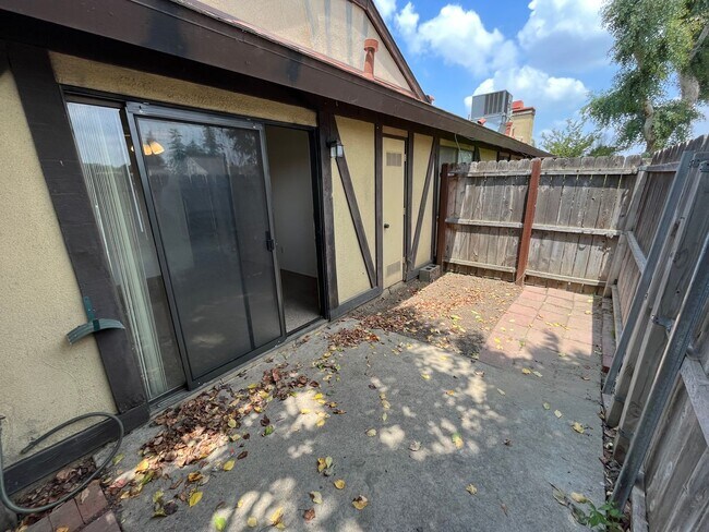 Building Photo - 2318