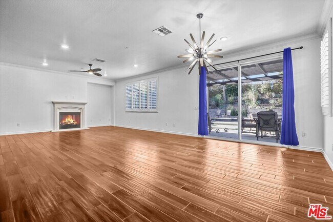 Building Photo - 577 Comet Ave