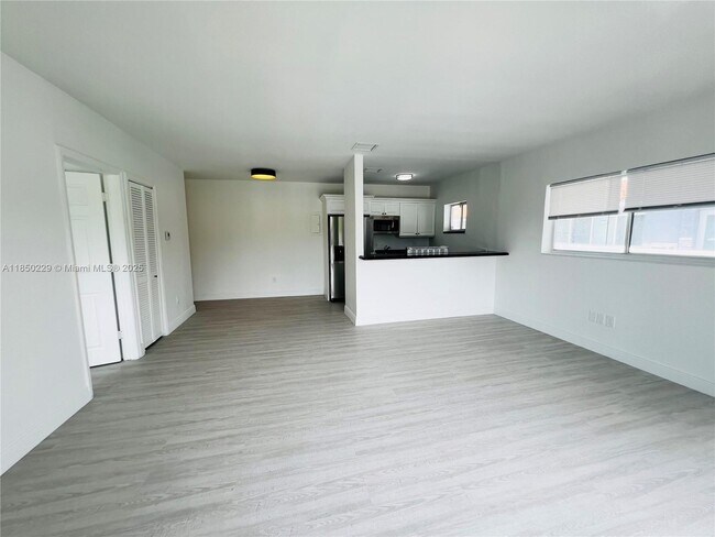 Building Photo - 2033 Calais Dr