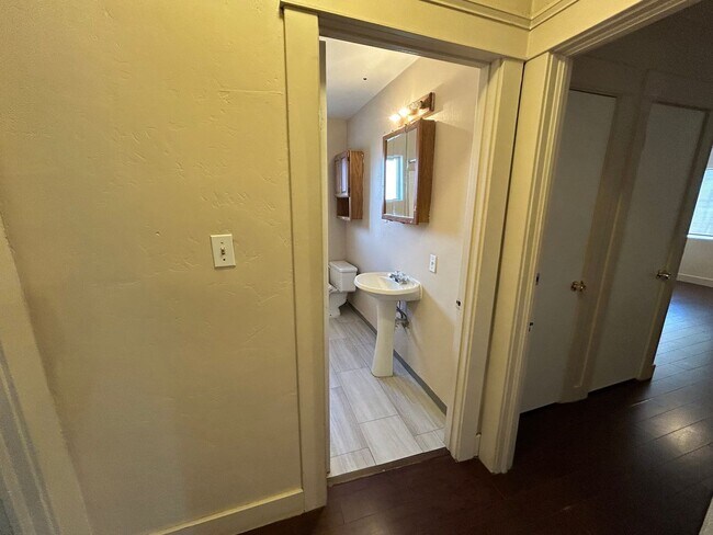 Building Photo - Charming 3 Bed/2 Bath in SW Bakersfield w/...