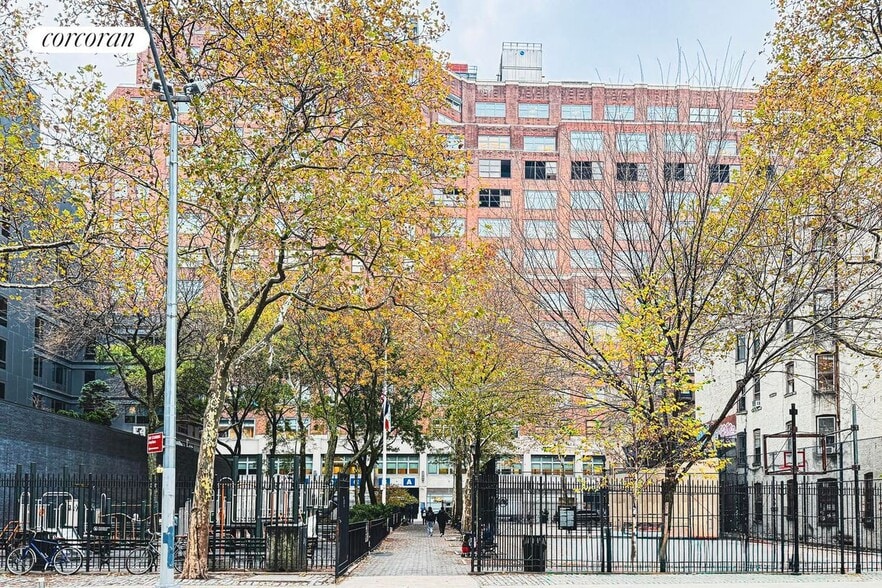 Building Photo - 344 W 17th St