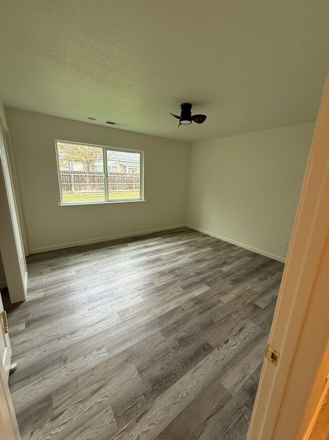 Building Photo - Charming 3 bedroom 2 bathroom home located in Corcoran