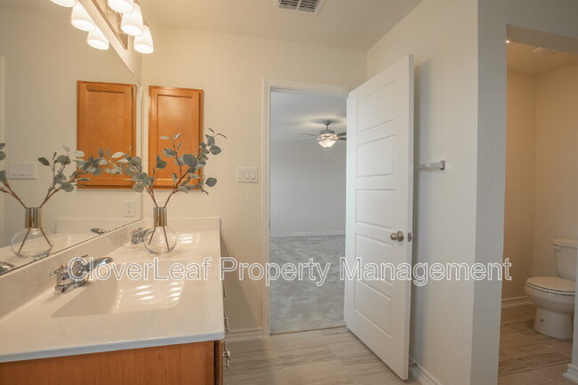 Building Photo - 571 Pebble Bend