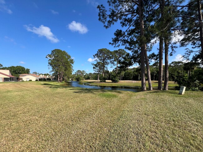 Building Photo - Beautiful 3 bed 2.5 bath townhome