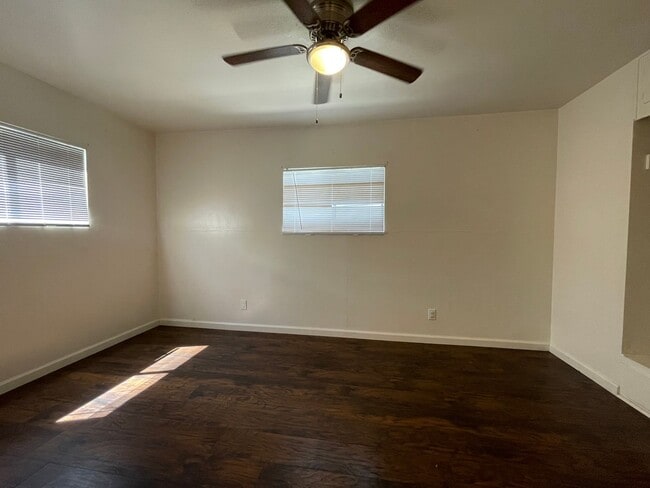 Building Photo - Cozy One Bedroom One Bathroom Cottage Home in Hemet!