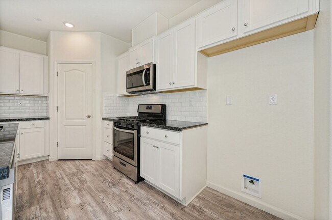 Building Photo - Fully Furnished Mid-term Rental
