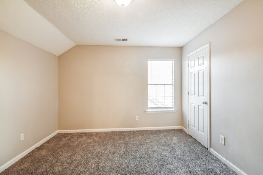 Building Photo - 10222 Green Moss Dr N