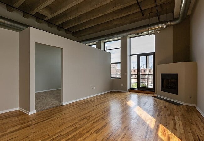 Building Photo - "Modern 2-Bed, 2-Bath Gem in Chicago's Heart – Fully Equipped for Urban Living!"