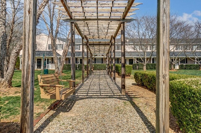 Building Photo - Charming Townhome in Sought-After Williams...