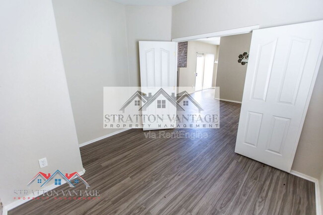 Building Photo - 2185 N Mosley Dr