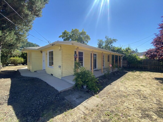 Building Photo - 710 W Broccoli St