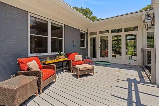 Building Photo - Gorgeous and Spacious 3 Bedroom Ranch in T...