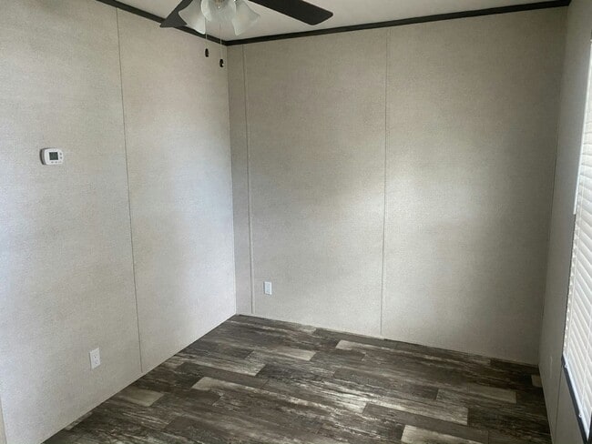 Building Photo - 1250 Lakeview Dr