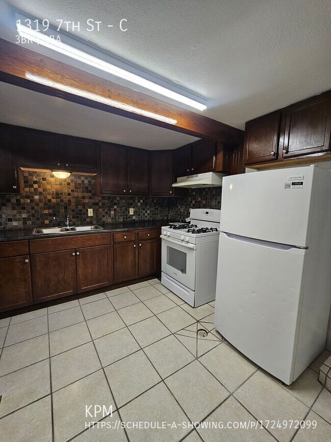 Building Photo - 3 BED | 1 BATH | APARTMENT | CENTRALLY LOC...