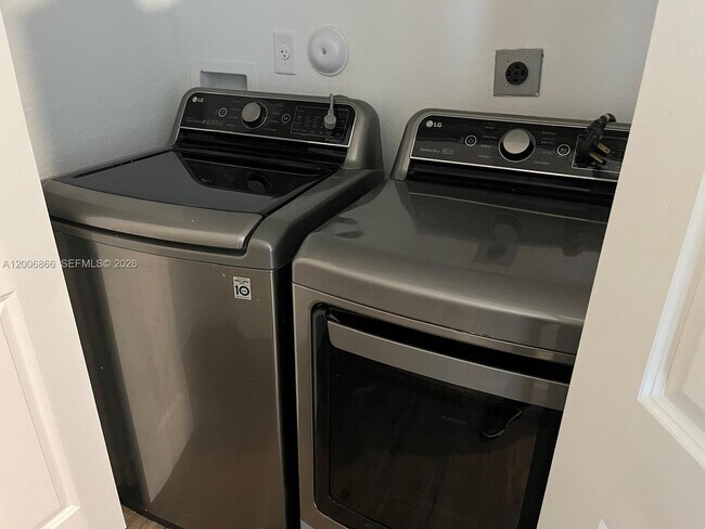 Building Photo - 2634 SE 12th St