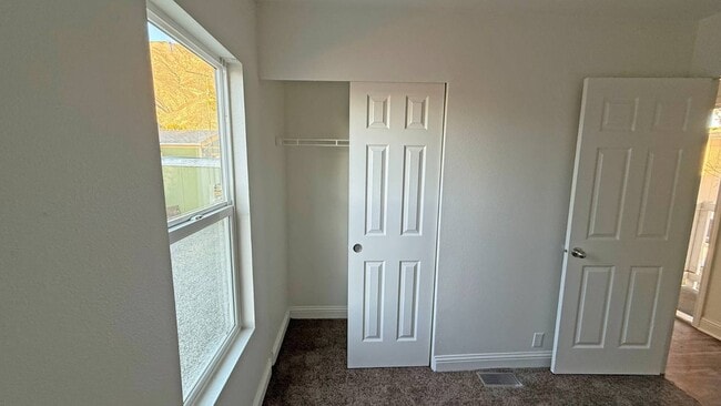 Building Photo - 21100 State St