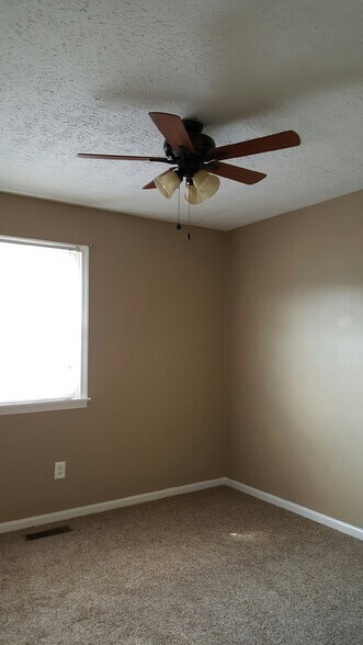 Building Photo - 405 Spruce Lane