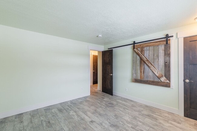 Building Photo - Newly Renovated 2 Bed 1.5 Bath Townhouse