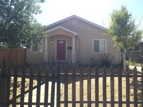 Building Photo - 3/2 Duplex with fenced yard and private courtyard