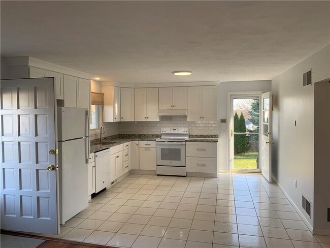 Building Photo - 14 Ferncrest Dr