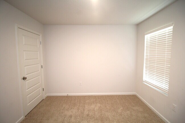 Building Photo - 4-Bedroom Rental in Lakeshore Preserve – Open Floor Plan, Screened Patio, and 2-Car Garage