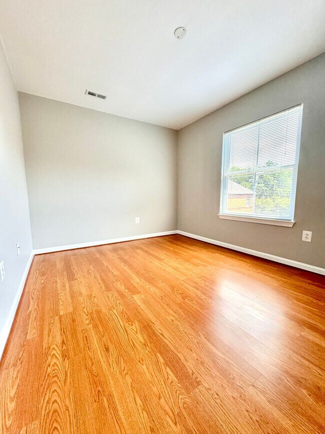 Building Photo - 2062 Clipper Park Rd