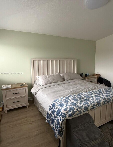 Building Photo - 481 NE 194th Ter