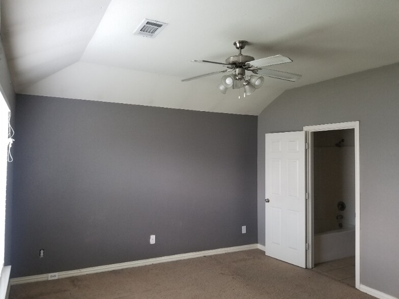 Building Photo - 515 Creekside Dr