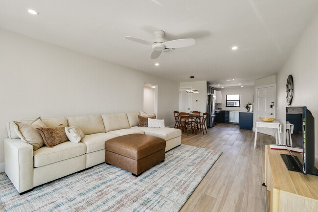 Building Photo - 755 Saturn St