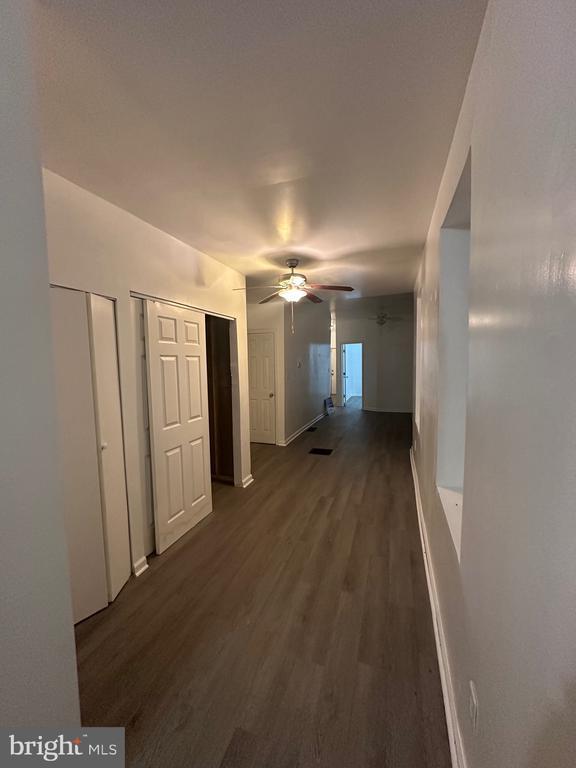 Building Photo - 1127 W 2nd St